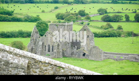 Die Ansicht der Hore Abbey Rock Of Cashel. Hore Abbey ist ein ruiniert Zisterzienserkloster in der Nähe der Rock Of Cashel County Tipperary in Republik von Irland Stockfoto