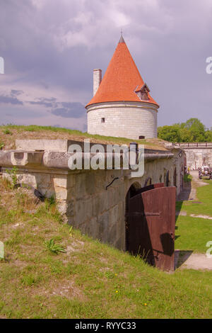 Red-roofed Watch Tower und Befestigungsanlagen der Bischofsburg von Kuressaare, Saaremaa, Estland Stockfoto