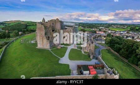 Die alten Rock Of Cashel auf dem Hügel in Irland der großen alten Könige schloss mit dem großen gemauerten Zaun und grünen Gräser in Irland umgeben Stockfoto