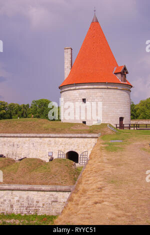 Red-roofed Watch Tower und Befestigungsanlagen der Bischofsburg von Kuressaare, Saaremaa, Estland Stockfoto