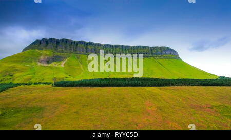 Die landschaftsansicht der Benbulbin heiligen Berg. Benbulbin manchmal buchstabiert Ben Bulben oder Benbulben ist eine große Felsformation in der Grafschaft Sligo Irela Stockfoto