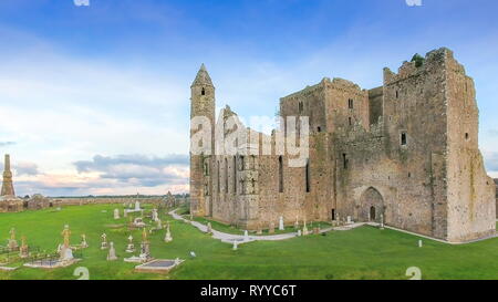 Die Ansicht der zerstörten Rock Of Cashel. Der Rock Of Cashel ist eine der am meisten besuchten Sites Irlands und ist eine spektakuläre und archäologische Stätte. Stockfoto