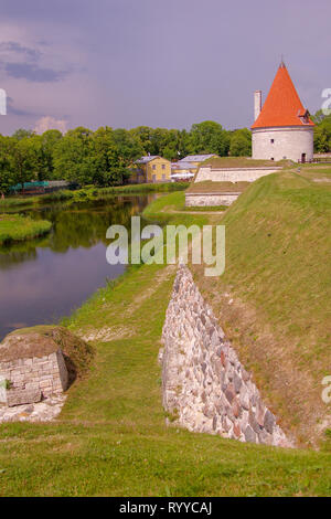 Red-roofed Watch Tower und Befestigungsanlagen der Bischofsburg von Kuressaare, Saaremaa, Estland Stockfoto