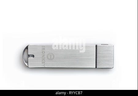Galati, Rumänien - 15. März 2019: in der Nähe von Kingston Ironkey USB Ultra Secure USB Flash Laufwerk angeschlossenen Laptop auf Holz Schreibtisch, auf weissem isoliert Stockfoto