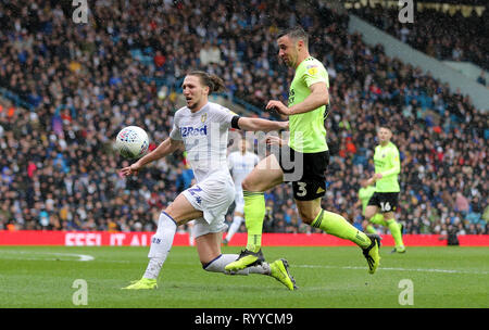 Leeds United ist Lukas Ayling (links) und von Sheffield United Enda Stevens Kampf um den Ball in den Himmel Wette Championship Match an der Elland Road, Leeds. Stockfoto