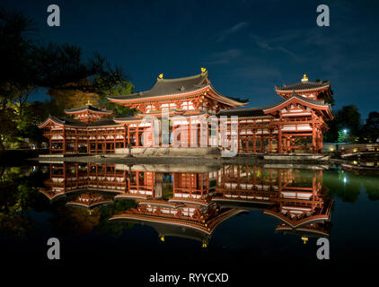 Eine Nachtansicht der UNESCO buddhistischen Byodo-in Tempel in Uji, südlich von Kyoto in Japan Stockfoto