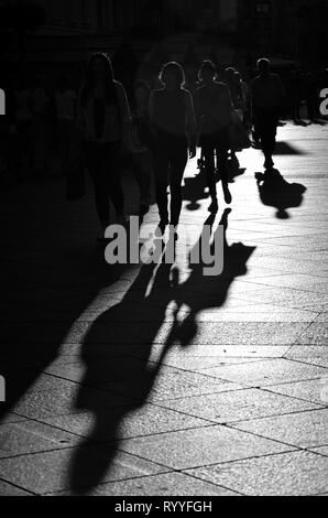 Wenige Menschen in der Stadt, Silhouetten, schwarze und weiße Street Fotografie Stockfoto
