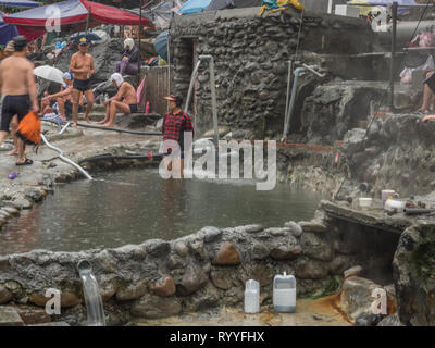 Wulai, Taiwan - Oktober 09, 2016: Öffentliche Schwimmbäder mit Wasser aus heissen Quellen am Fluss. Wulai Vigor Dorf. Asien. Stockfoto