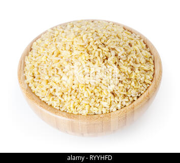 Ungekocht Bulgur in Houten auf weißem Hintergrund mit Freistellungspfad isoliert Stockfoto