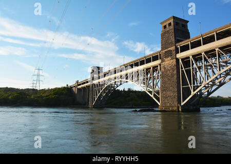 Blick über die Menai Strait auf der Britannia Bridge und von Anglesey in Nordwales Stockfoto