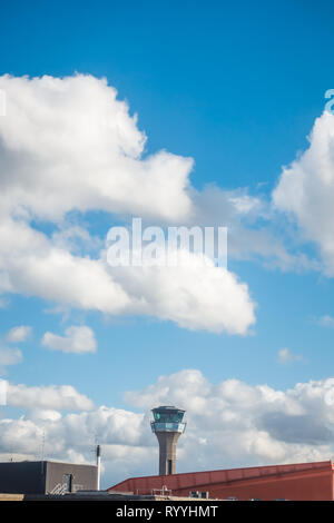 Luton, England - September 2018: Hohe Airport Control Tower am Flughafen Luton Stockfoto