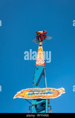 London, England - November 2018: Reiter auf die furchtsame Fahrt hoch in der Luft an einem sonnigen Tag in einem Freizeitpark Stockfoto