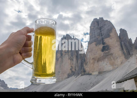 Mann mit einem erfrischenden Bier in extremer Umgebung im Freien Stockfoto