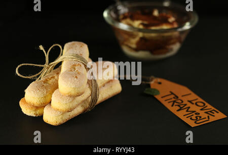 Italienische savoiardi ladyfingers Kekse auf dunklem Hintergrund Stockfoto