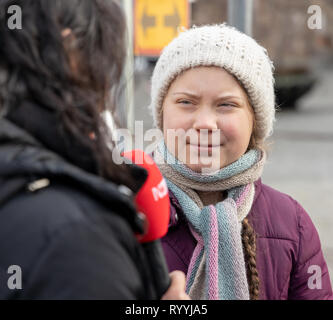 STOCKHOLM, Schweden, 15. Februar 2019: Die 16-jährige Klima Aktivistin Greta Thunberg Demonstration ausserhalb des schwedischen Parlaments Haus (Riksdagshuset) Stockfoto