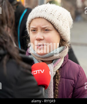 STOCKHOLM, Schweden, 15. Februar 2019: Die 16-jährige Klima Aktivistin Greta Thunberg Demonstration ausserhalb des schwedischen Parlaments Haus (Riksdagshuset) Stockfoto