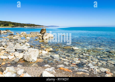 Schöne idyllische kristallklaren türkisblauen Küste. Stockfoto