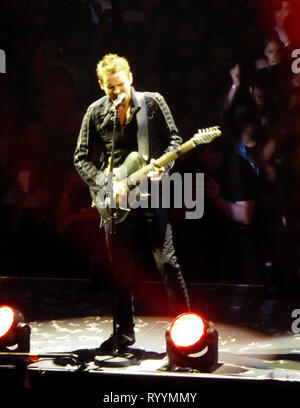 LOS ANGELES, Ca - Dezember 19: Sänger/Musiker Matt Bellamy von Muse führt in Concert am 19. Dezember 2015 über die Drones World Tour im Staples Center in Los Angeles, Kalifornien. Foto von Barry King/Alamy Stock Foto Stockfoto