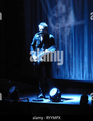 LOS ANGELES, Ca - Dezember 19: Sänger/Musiker Matt Bellamy von Muse führt in Concert am 19. Dezember 2015 über die Drones World Tour im Staples Center in Los Angeles, Kalifornien. Foto von Barry King/Alamy Stock Foto Stockfoto