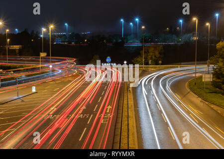 Ampel Wanderwege in der Nacht in Portsmouth Stockfoto