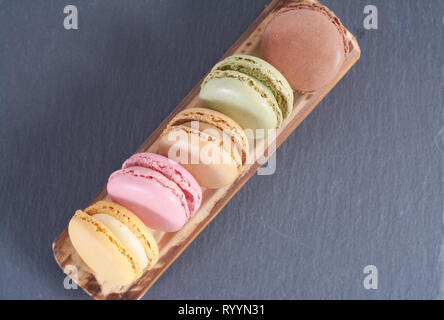 Frühstück mit makronen woden Schiene Stockfoto