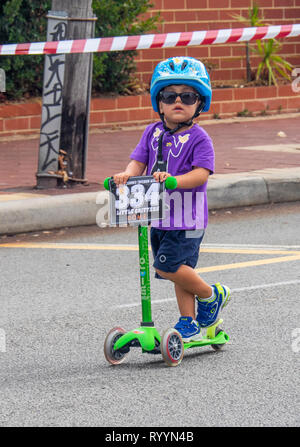 Junge bei scooter der kleinen Lebewesen Radfahren Veranstaltung am Ring Sommer Criterium Series, Road bike Rennen in Northbridge März 2019, Perth WA Australien. Stockfoto