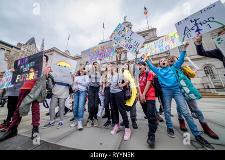 New York, Vereinigte Staaten. 15 Mär, 2019. Klima Streik bei der City Hall Park - Tausende von Schülern und Studenten aus der Klasse am 15. März gingen, 2019 katastrophalen Klimawandel zu protestieren, als das drängendste Problem ihrer Zeit. Studierende nahmen an mehr als einem Dutzend Standorten in New York City, darunter das Rathaus und Columbus Circle. Credit: Erik McGregor/Pacific Press/Alamy leben Nachrichten Stockfoto