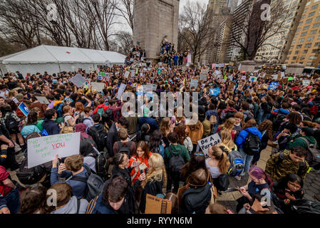 New York, Vereinigte Staaten. 15 Mär, 2019. Klima Streik am Columbus Circle - Tausende von Schülern und Studenten aus der Klasse am 15. März gingen, 2019 katastrophalen Klimawandel zu protestieren, als das drängendste Problem ihrer Zeit. Studierende nahmen an mehr als einem Dutzend Standorten in New York City, darunter das Rathaus und Columbus Circle. Credit: Erik McGregor/Pacific Press/Alamy leben Nachrichten Stockfoto