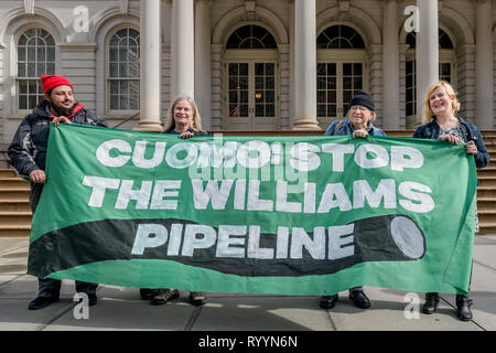 New York, Vereinigte Staaten. 15 Mär, 2019. 60 New York City Bereich gewählten Beamten auf einen Brief gegen die Williams Nordosten Versorgung Enhancement (NISCH) fracked Gas Pipeline unterzeichnet haben. Viele von Ihnen, darunter NEW YORK CITY Comptroller Scott Stringer und Stadtrat Sprecher Corey Johnson, New Yorker und Jugend Klima Streikenden auf den Stufen des Rathauses am 15. März 2019 zum Anruf auf Gouverneur Cuomo und der Abteilung für Umweltschutz (DEZ) die umstrittene Pipeline zu stoppen. Credit: Erik McGregor/Pacific Press/Alamy leben Nachrichten Stockfoto