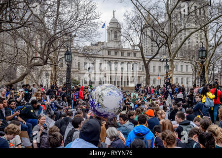 New York, Vereinigte Staaten. 15 Mär, 2019. Klima Streik bei der City Hall Park - Tausende von Schülern und Studenten aus der Klasse am 15. März gingen, 2019 katastrophalen Klimawandel zu protestieren, als das drängendste Problem ihrer Zeit. Studierende nahmen an mehr als einem Dutzend Standorten in New York City, darunter das Rathaus und Columbus Circle. Credit: Erik McGregor/Pacific Press/Alamy leben Nachrichten Stockfoto