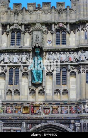 Ein detaillierter Blick auf die Kathedrale von Canterbury aus der Sicht der öffentlichen Straßen. Detaillierter Blick auf Schnitzereien und Fenster. Stockfoto