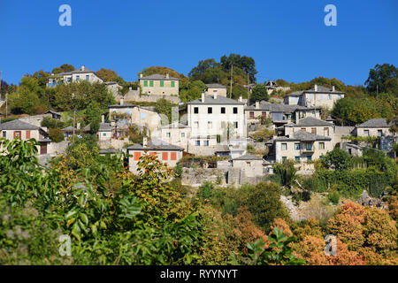 Traditionelle, aus Stein erbaute Gebäude aus Stein und Gehweg der Dorf Monodendri, Zagoria Gebiet, Region Epirus, Nord-westlichen Griechenland. Stockfoto