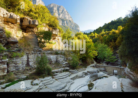 Papingo Rock Pools, auch Ovires, natürlichen, grünen Wasser Pools in kleinen Glattwandigen Schlucht in der Nähe des Dorfes Papingo in Zagoria Region genannt, E Stockfoto