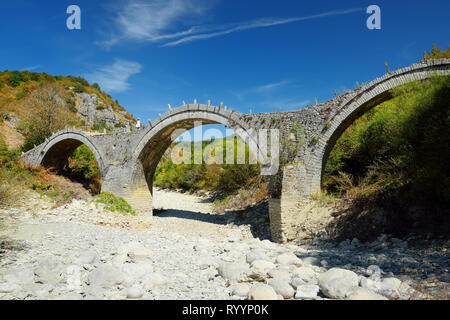 Plakidas gewölbten Steinbrücke von Zagori Region im Norden Griechenlands. Iconic Brücken wurden vor allem im 18. und 19. Jahrhundert durch lokale Master gebaut Stockfoto