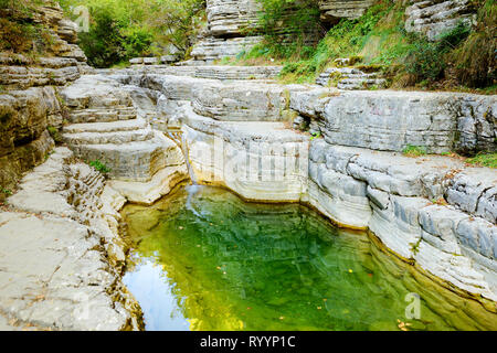 Papingo Rock Pools, auch Ovires, natürlichen, grünen Wasser Pools in kleinen Glattwandigen Schlucht in der Nähe des Dorfes Papingo in Zagoria Region genannt, E Stockfoto