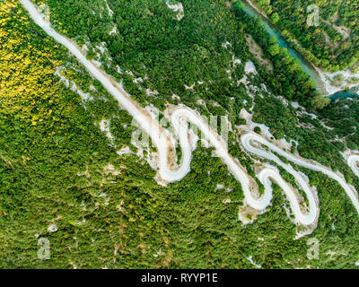 Luftbild von Oben nach Unten Blick auf Serpentine schmale Straße nach Vikos Schlucht im Norden Griechenlands. Ein Weg voller Drehungen und Wendungen stark Liquidation den Berg Stockfoto