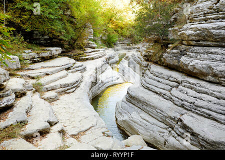 Papingo Rock Pools, auch Ovires, natürlichen, grünen Wasser Pools in kleinen Glattwandigen Schlucht in der Nähe des Dorfes Papingo in Zagoria Region genannt, E Stockfoto