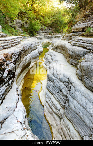 Papingo Rock Pools, auch Ovires, natürlichen, grünen Wasser Pools in kleinen Glattwandigen Schlucht in der Nähe des Dorfes Papingo in Zagoria Region genannt, E Stockfoto