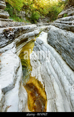 Papingo Rock Pools, auch Ovires, natürlichen, grünen Wasser Pools in kleinen Glattwandigen Schlucht in der Nähe des Dorfes Papingo in Zagoria Region genannt, E Stockfoto