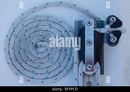 Weiß Spiralkabel Spiralkabel Seil seil detail Nahaufnahme bereit, die Segel zu setzen Stockfoto