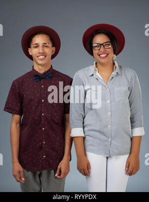 Porträt von zwei Hipster junge Kerle auf Grau studio Hintergrund isoliert Stockfoto