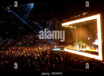 LOS ANGELES, Ca - 13. August: Sängerin Adele führt in Concert am 13. August 2016 auf Adele Live bis einschließlich WS 2016/2017 Tour bei Staples Center in Los Angeles, Kalifornien. Foto von Barry King/Alamy Stock Foto Stockfoto