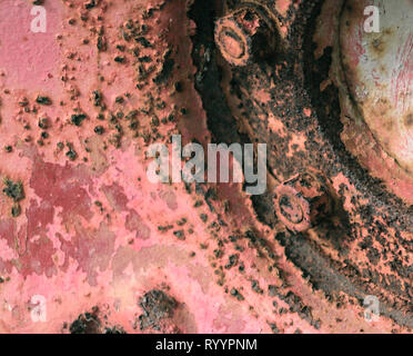 Abblätternde Farbe auf eine verrostete Hinterrad des Schleppers Stockfoto