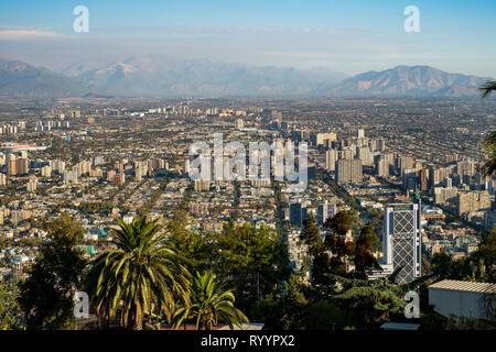 Blick nach Süden vom Cerro San Cristobal auf die Innenstadt von Santiago de Chile. Stockfoto