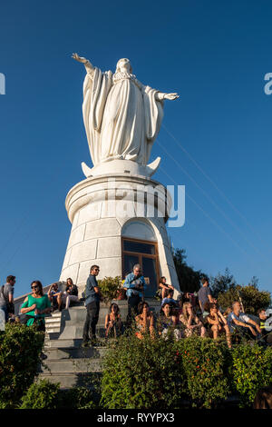 Eine große Statue der Jungfrau Maria (Virgen de la Inmaculada Concepción) auf den Gipfel des San Cristobal Hügel in Parque Metropolitano, einem beliebten steht Stockfoto