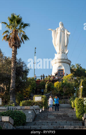 Eine große Statue der Jungfrau Maria (Virgen de la Inmaculada Concepción) auf den Gipfel des San Cristobal Hügel in Parque Metropolitano, einem beliebten steht Stockfoto