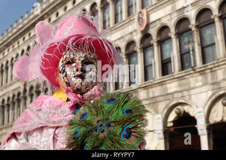 Mann gekleidet in traditionelle Maske und Kostüm für Karneval in Venedig stehen an der Piazza San Marco, Venedig, Venetien, Italien Stockfoto