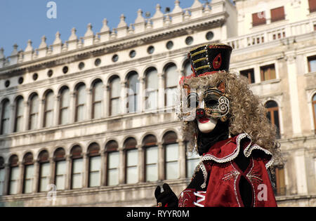 Frau gekleidet in traditionelle Maske und Kostüm für Karneval in Venedig stehen an der Piazza San Marco, Venedig, Venetien, Italien Stockfoto