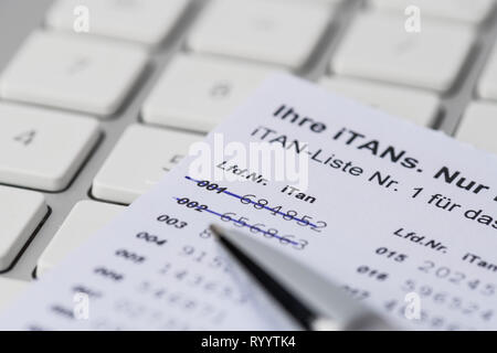 ITan-Liste mit Feder und Tastatur Stockfoto