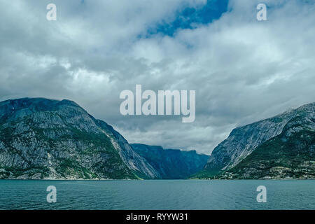 Ansicht der Norwegischen Fjord an einem bewölkten Tag Stockfoto